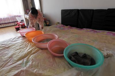 丰顺楼上漏水，住户失联，小区没物管，业主维权难！律师来支招……